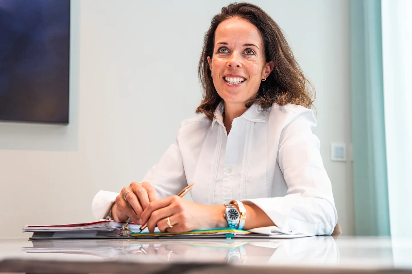Dr. med. Dr. Phil. Annemarie Nijboer im Gespräch am Schreibtisch