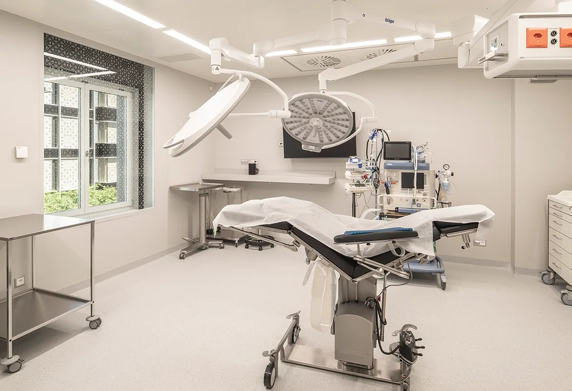 Operationssaal der Klinik Selnau mit Operationstisch, OP-Leuchten und medizinischen Geräten