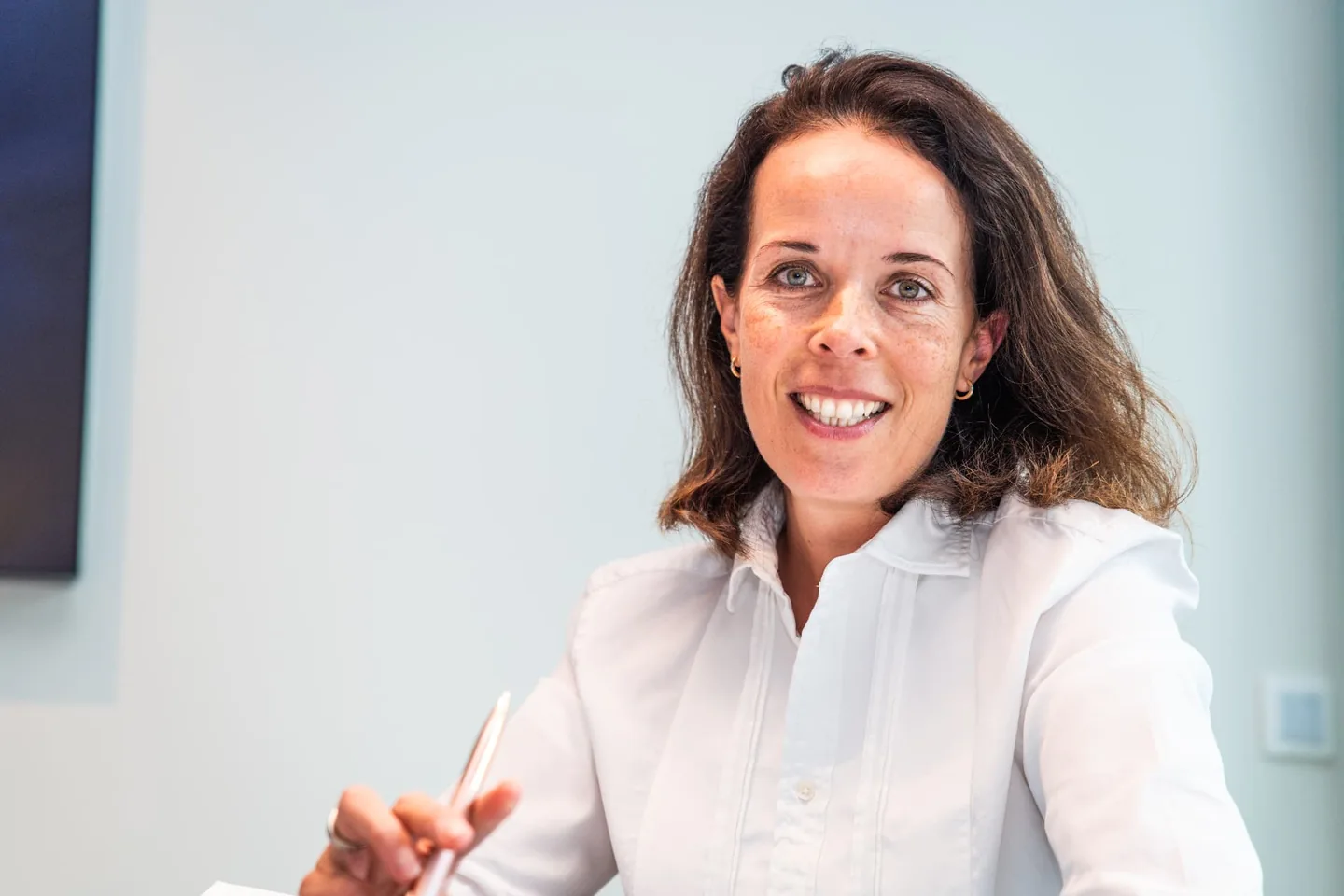Dr. med. Dr. Phil. Annemarie Nijboer im weissen Hemd am Beratungstisch