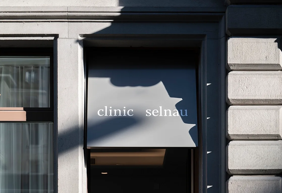 Eingang der Klinik Selnau mit beschrifteter Markise an der Steinfassade